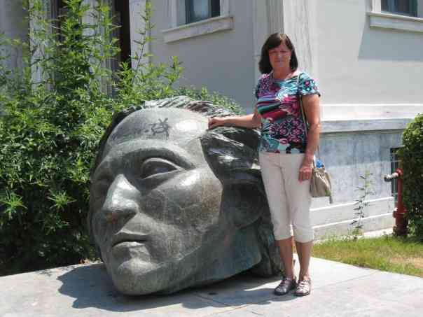 Στην πύλη του Πολυτεχνείου η αδελφή της Τόριλ, Λιβ Καρλ Ενγκελαντ, κατά την τρίτη επίσκεψή της στην Αθήνα το περασμένο καλοκαίρι.