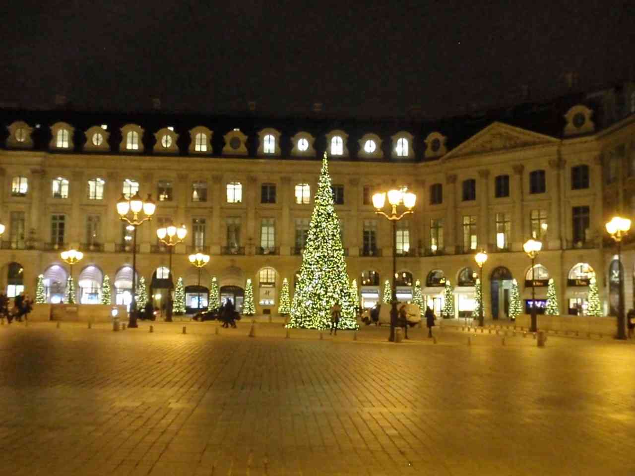 Η Place Vendôme με τα πιο όμορφα χριστουγεννιάτικα δέντρα του Παρισιού.