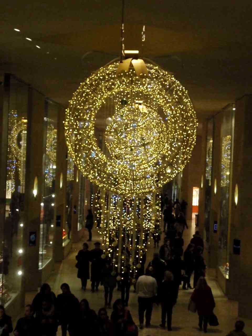 Λεπτομέρεια από την Χριστουγεννιάτικη διακόσμηση στο Carousel, στο Λούβρο. Ποιος είπε ότι τα μουσεία δεν συμμετέχουν στη χριστουγεννιάτικη φρενίτιδα;