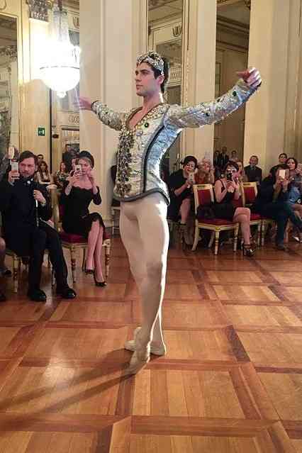3-Roberto-Bolle-performing_426x639
